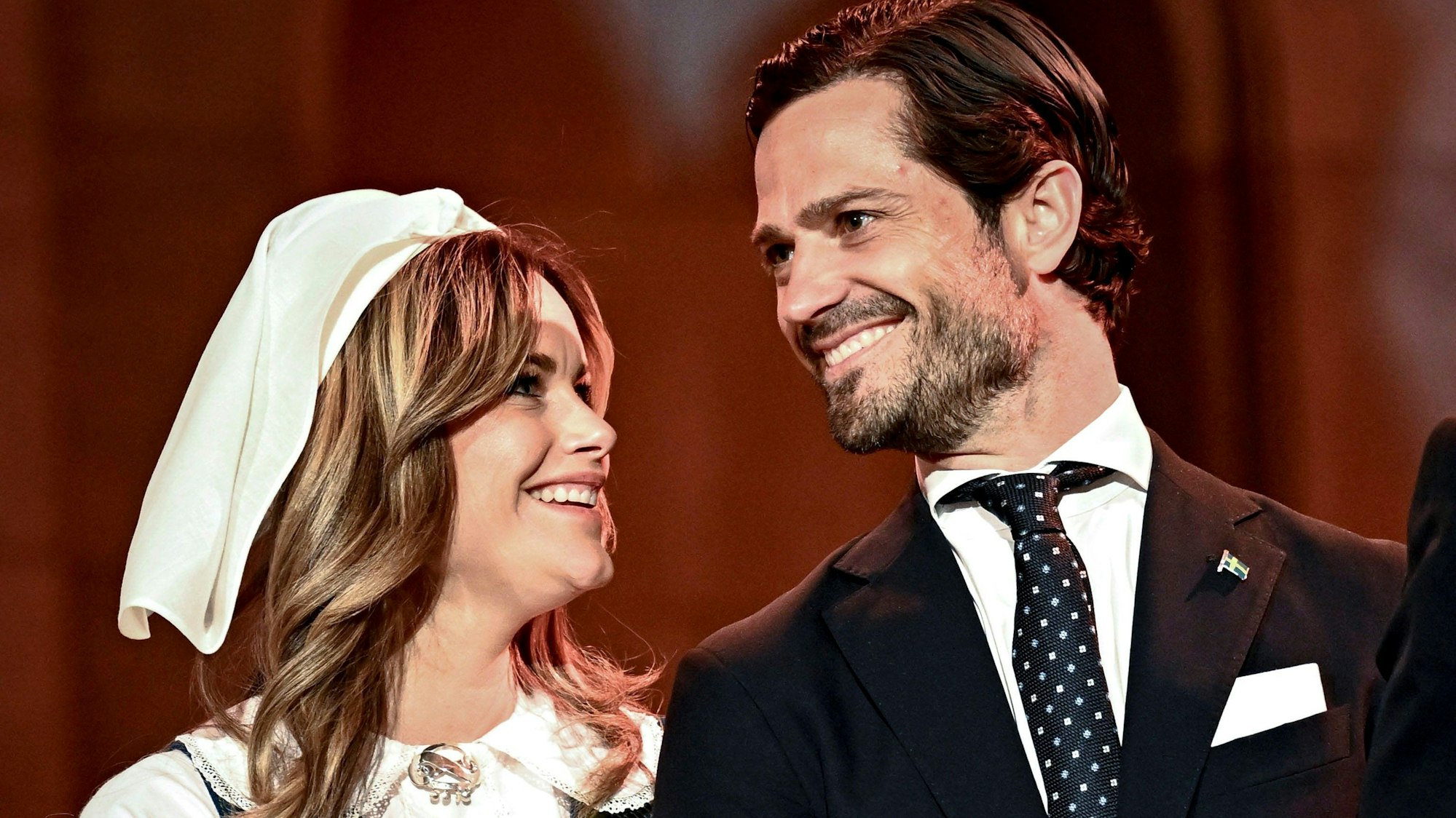 Prinzessin Sofia und Carl Philip lachen sich an.