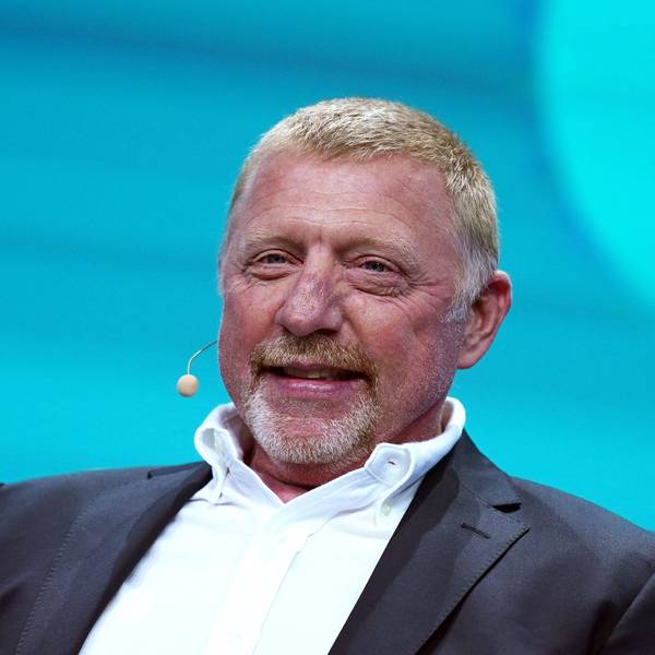 Boris Becker, ehemaliger Tennis-Spieler, sitzt auf der Bühne der Digital-Messe OMR in den Messehallen.