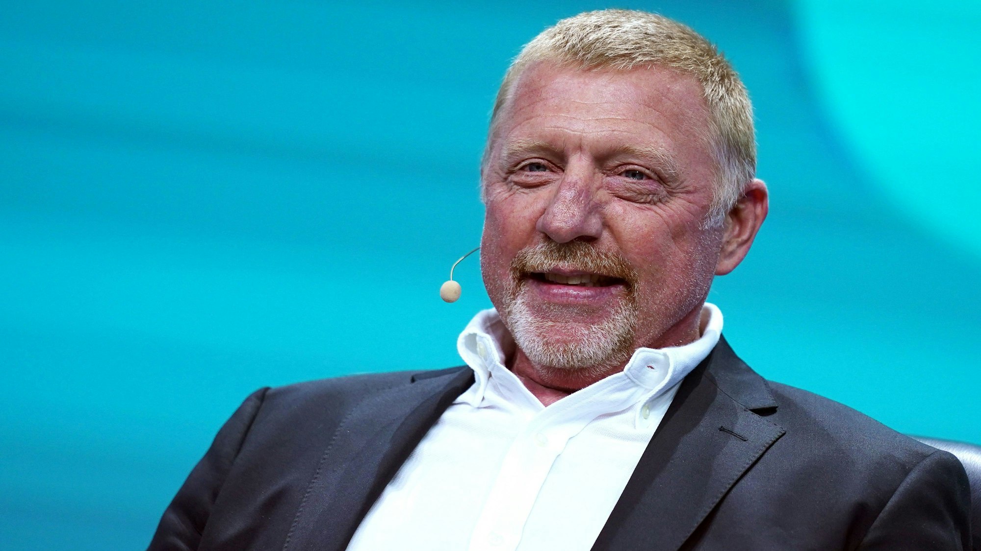Boris Becker, ehemaliger Tennis-Spieler, sitzt auf der Bühne der Digital-Messe OMR in den Messehallen.