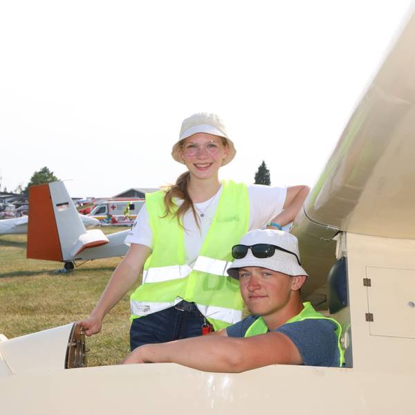 Carolin Fiedler und Lenni Auwermann präsentieren während des Flugplatzfestes auf dem Dümpel in Bergneustadt auch die frisch restaurierte Grunau Baby von 1960.