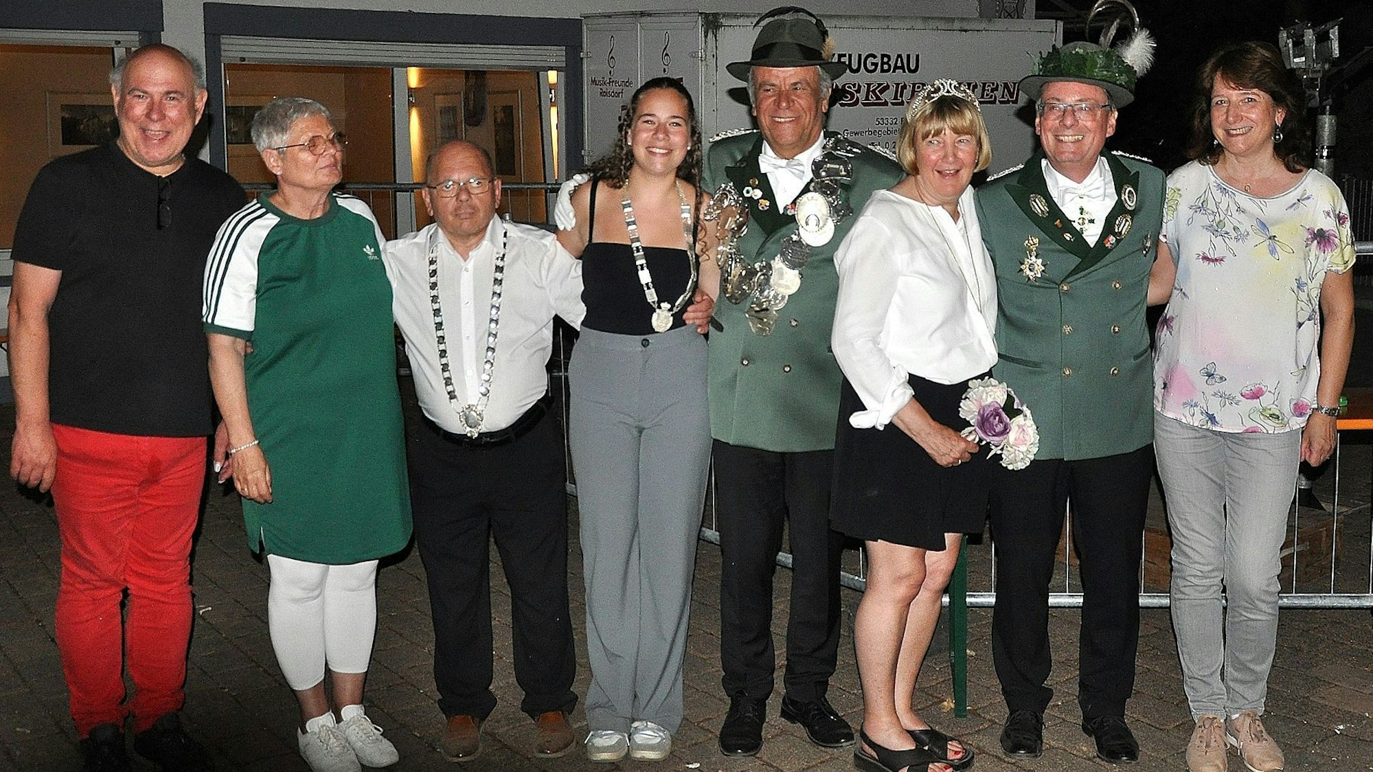 Schützenfest in Roisdorf (von links): Ortsvorsteher Karl-Heinz Nauroth, Bornheims stellvertretende Bürgermeisterin Gabriele Kretschmer, Bürgerkönig Lothar Rehberg, Bürgerprinzessin Hanna Zimmermann, Ex-Schützenkönig Wolfgang Mertgen mit Gattin Christa Mertgen, neuer Schützenkönig und Brudermeister Walter Klemmer mit Ehefrau Gabriele Klemmer. Foto: Frank Engel-Strebel