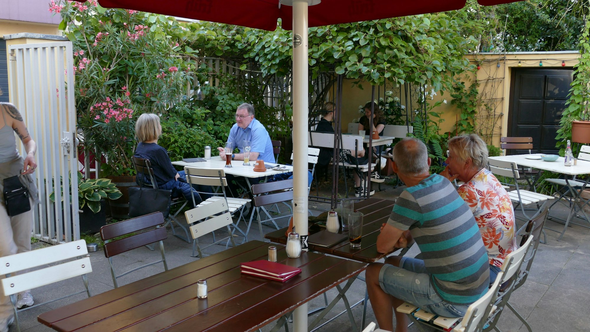 Der Biergarten vom Café Vreiheit in Mülheim.