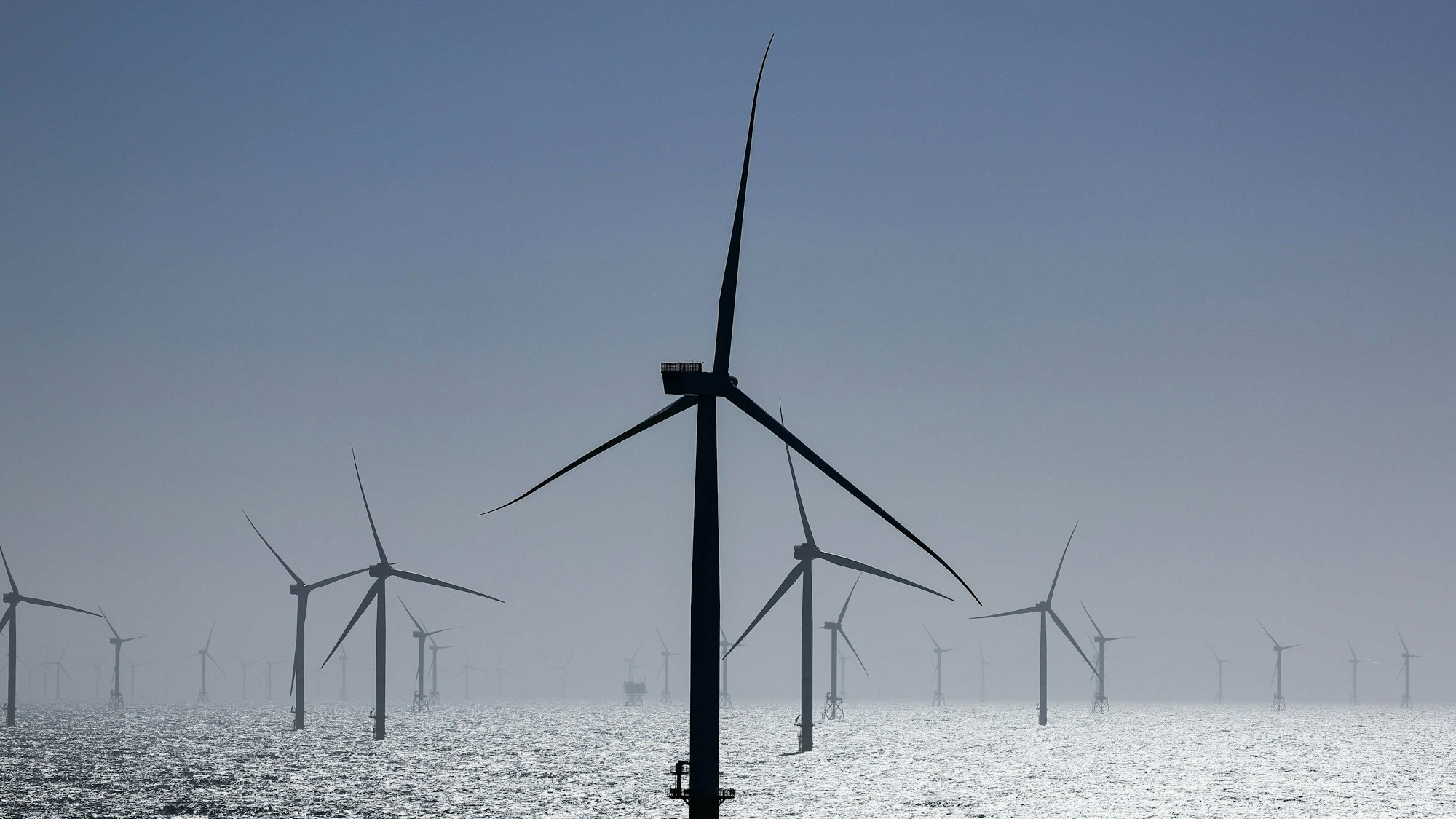 Zahlreiche Windräder, davon einige des neuen RWE-Offshore-Windparks Kaskasi.