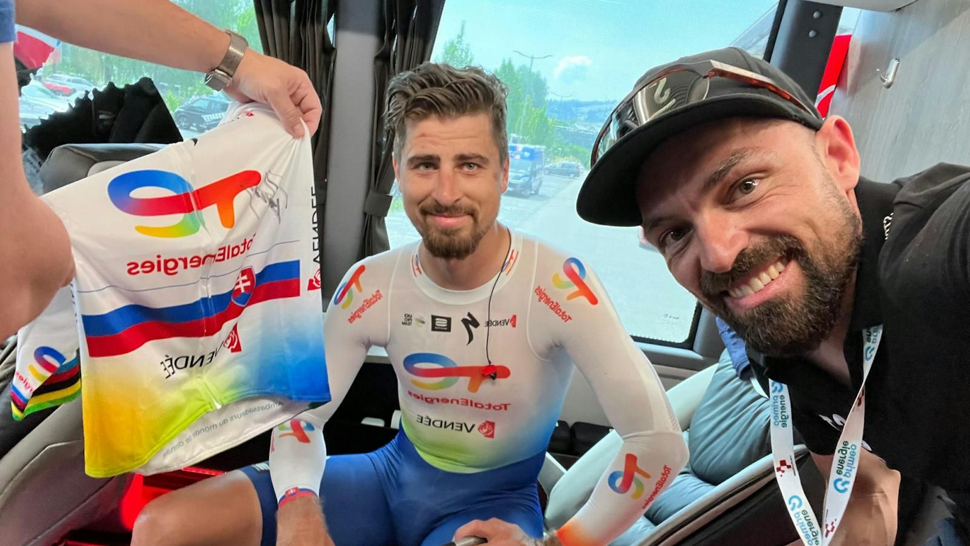 Radrennfahrer Oliver Zaugg machte ein Selfie mit Peter Sagan, der ein Trikot unterzeichnet und gestiftet hat.