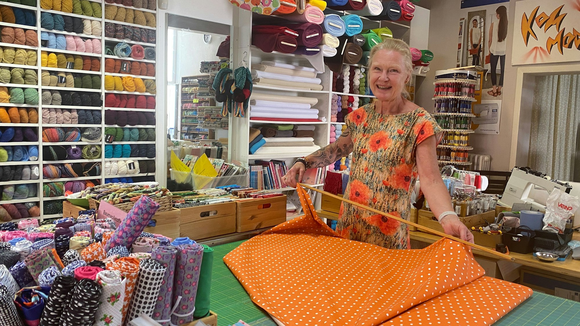 Ute Schäfer in ihrem Handarbeitsladen „Die Kommode.“