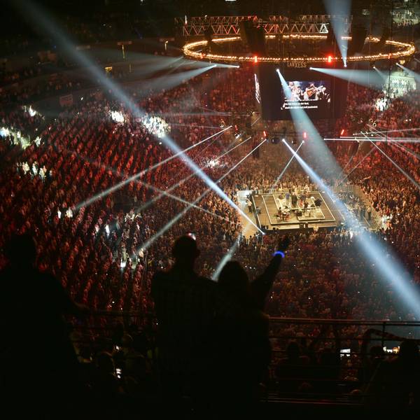 Die Lanxess-Arena ist gefüllt und Björn Heuser spielt auf einer kleinen Bühne in der Mitte.