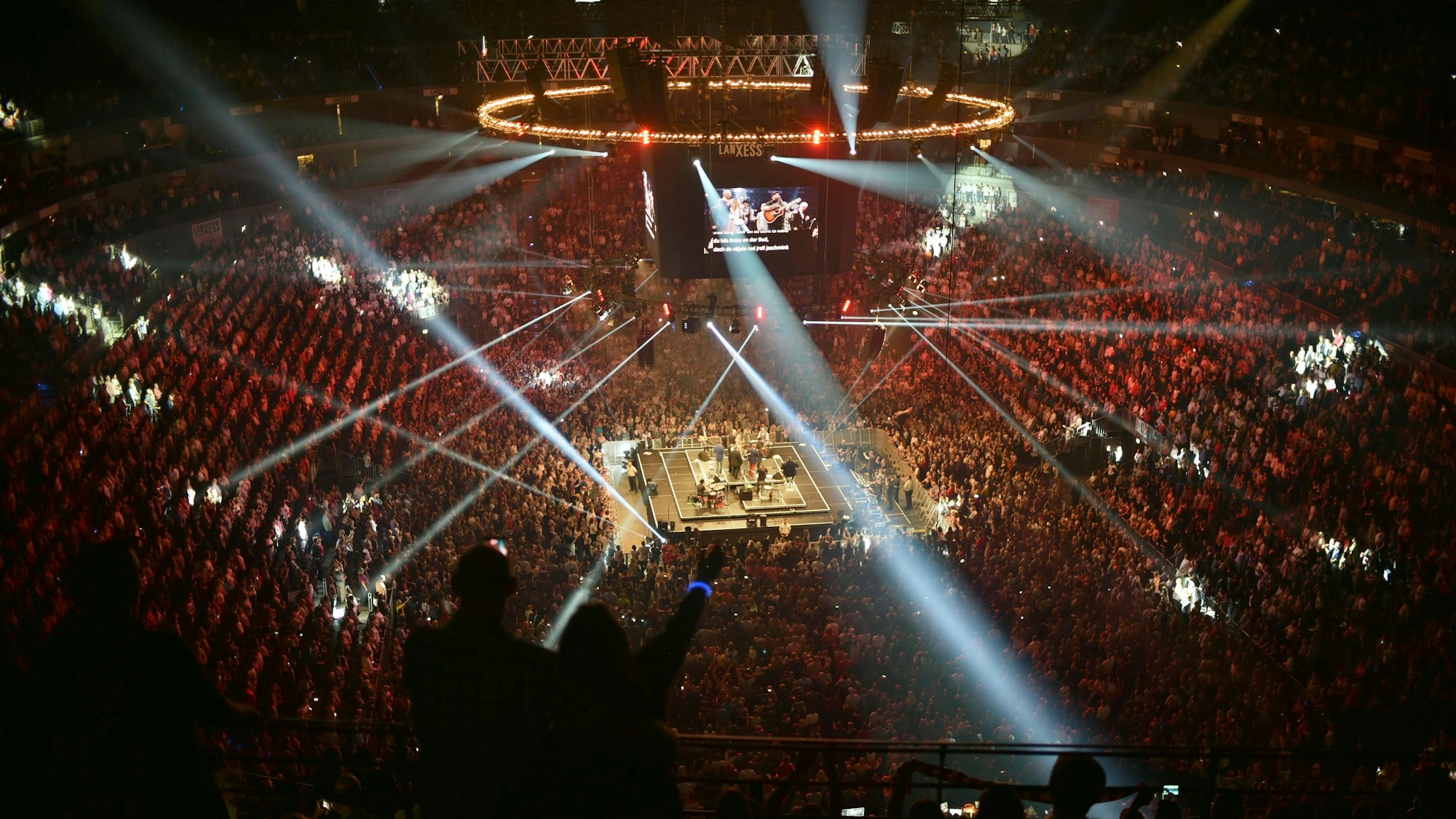 Die Lanxess-Arena ist bis zum Rand gefüllt.