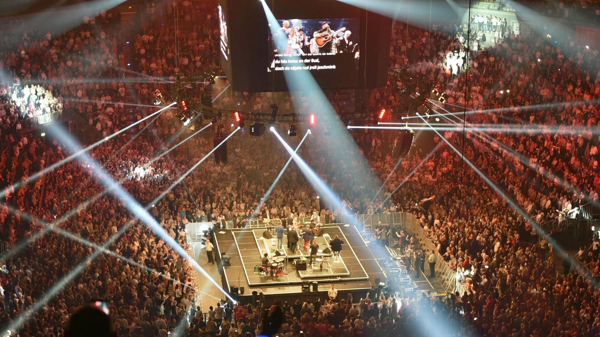 Die Lanxess-Arena ist gefüllt und Björn Heuser spielt auf einer kleinen Bühne in der Mitte.