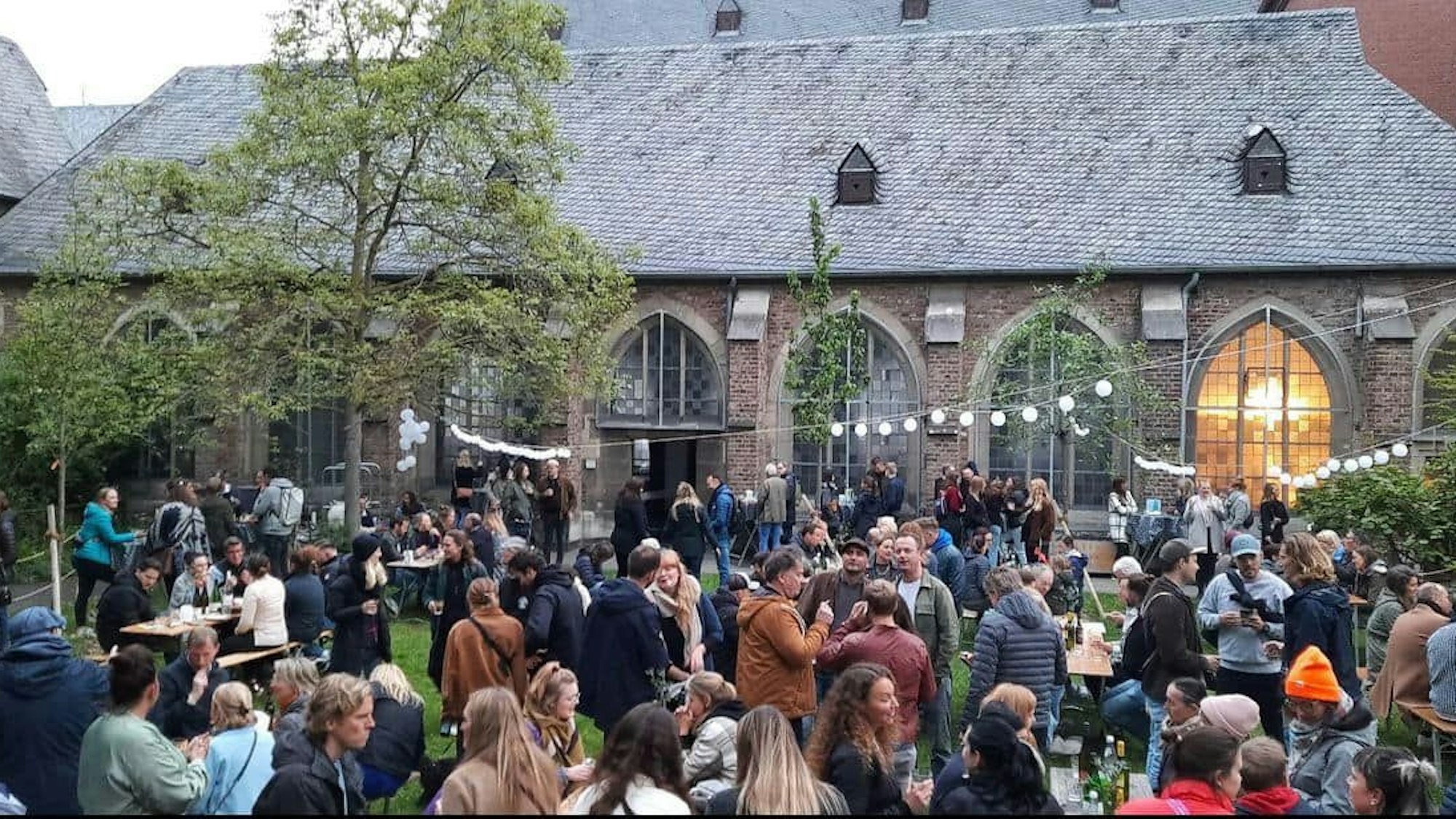 Ein Weinfest mit vielen Gästen im Hof der Kartäuserkirche.