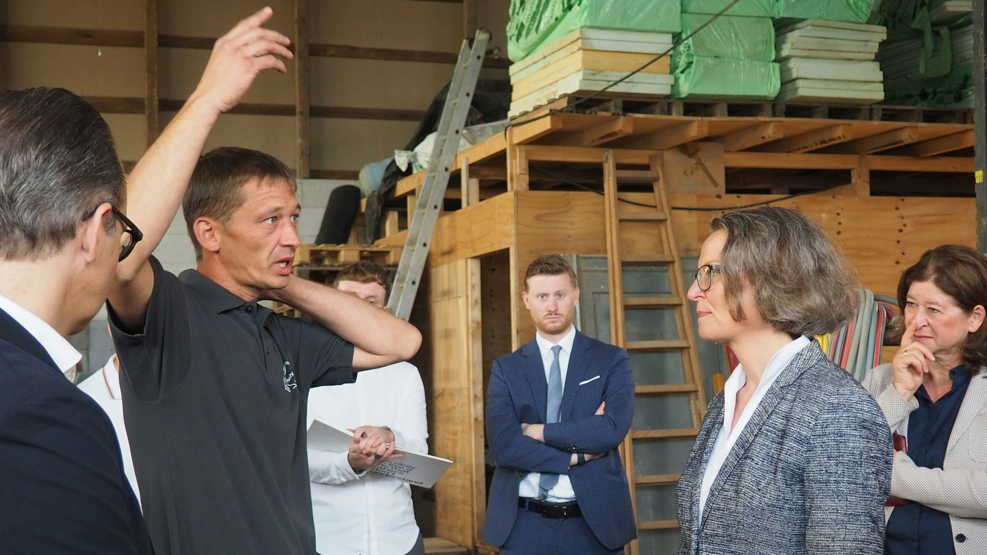 Das Bild zeigt NRW-Ministerin Ina Scharrenbach im Gespräch mit dem dem Bauunternehmer Bastian Boße.