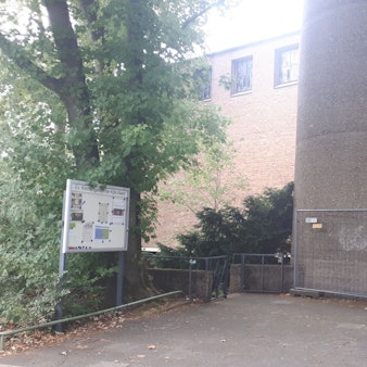 Ein Bauzaun steht vor einem Kirchengebäude.