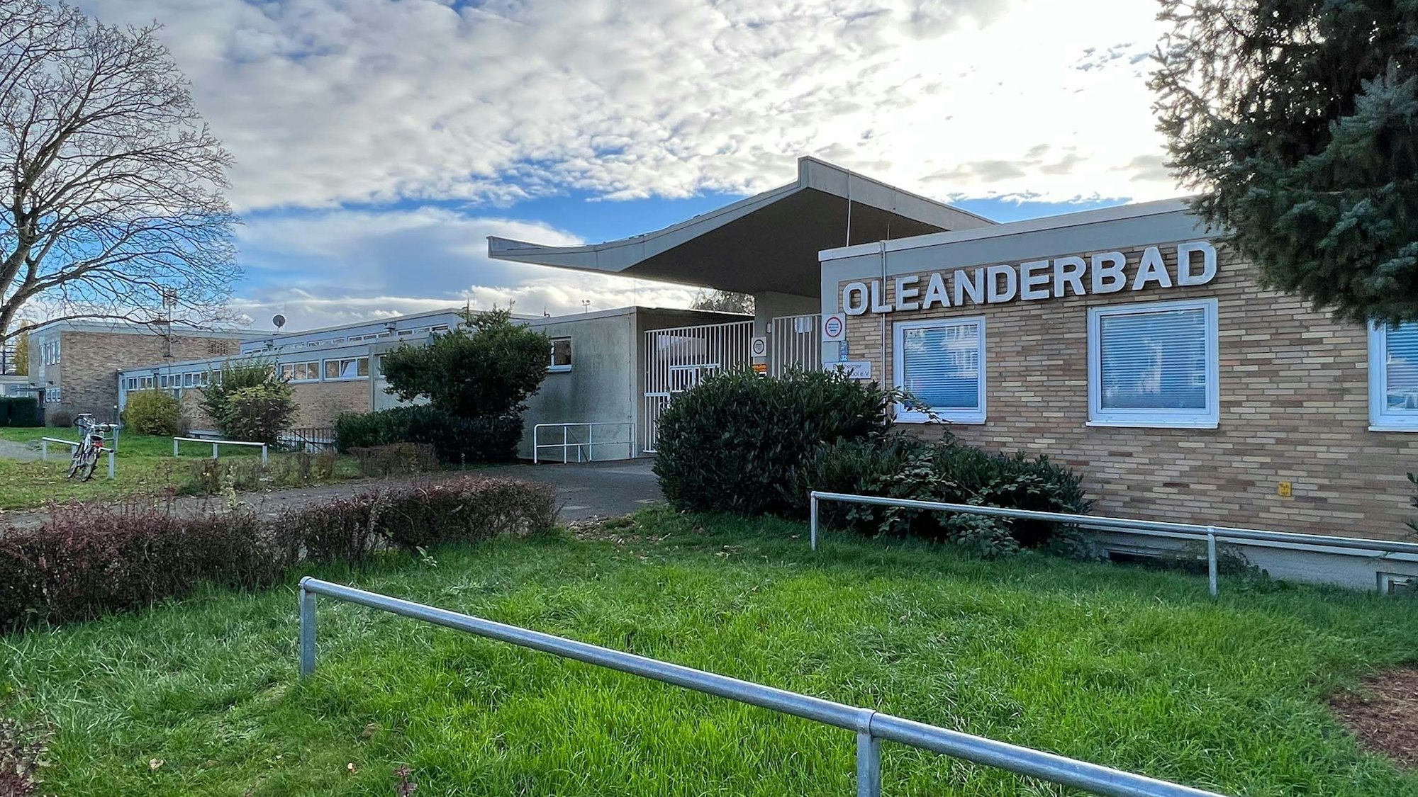 In das Quadrath-Ichendorfer Oleanderbad, von dem hier eine Außenansicht zu sehen ist, wurde eingebrochen.