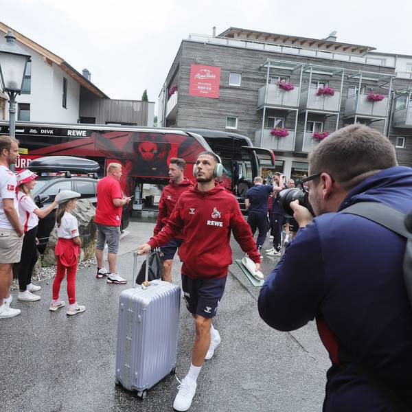 Spieler des 1. FC Köln steigen aus dem Mannschaftsbus aus.