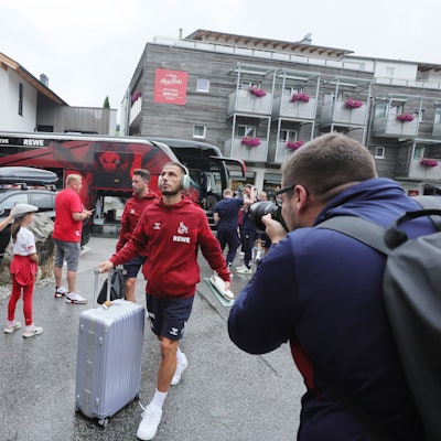 Spieler des 1. FC Köln steigen aus dem Mannschaftsbus aus.