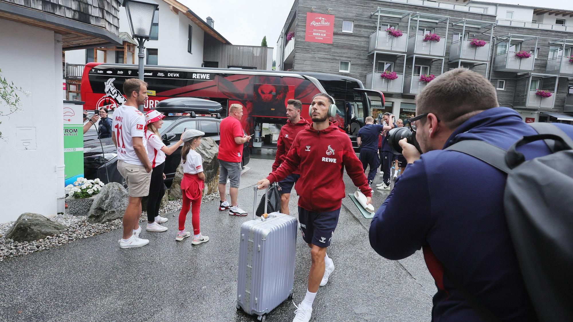 Spieler des 1. FC Köln steigen aus dem Mannschaftsbus aus.