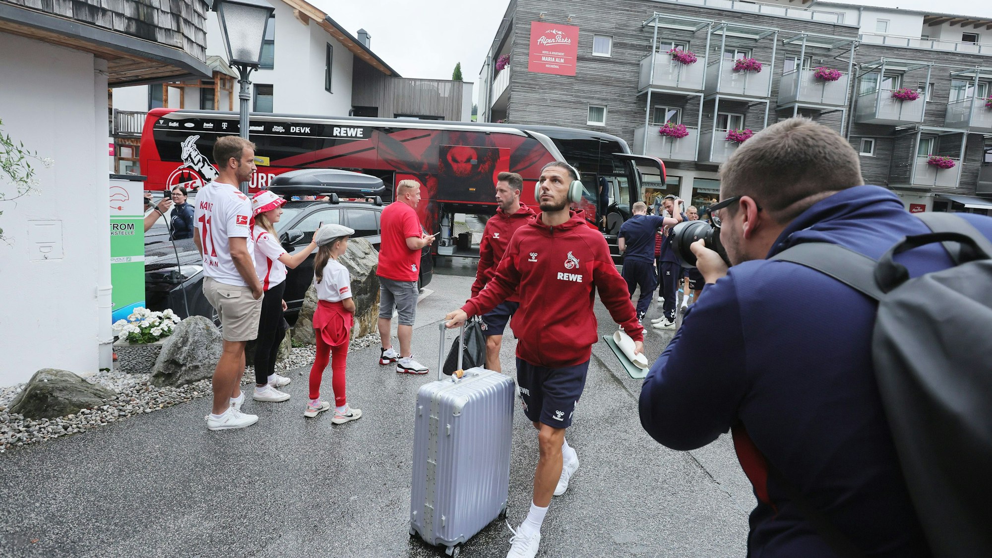 Spieler des 1. FC Köln steigen aus dem Mannschaftsbus aus.