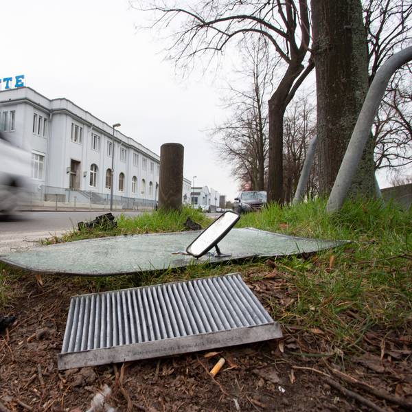 Eine Auto fährt über die Alfred-Schütte-Allee