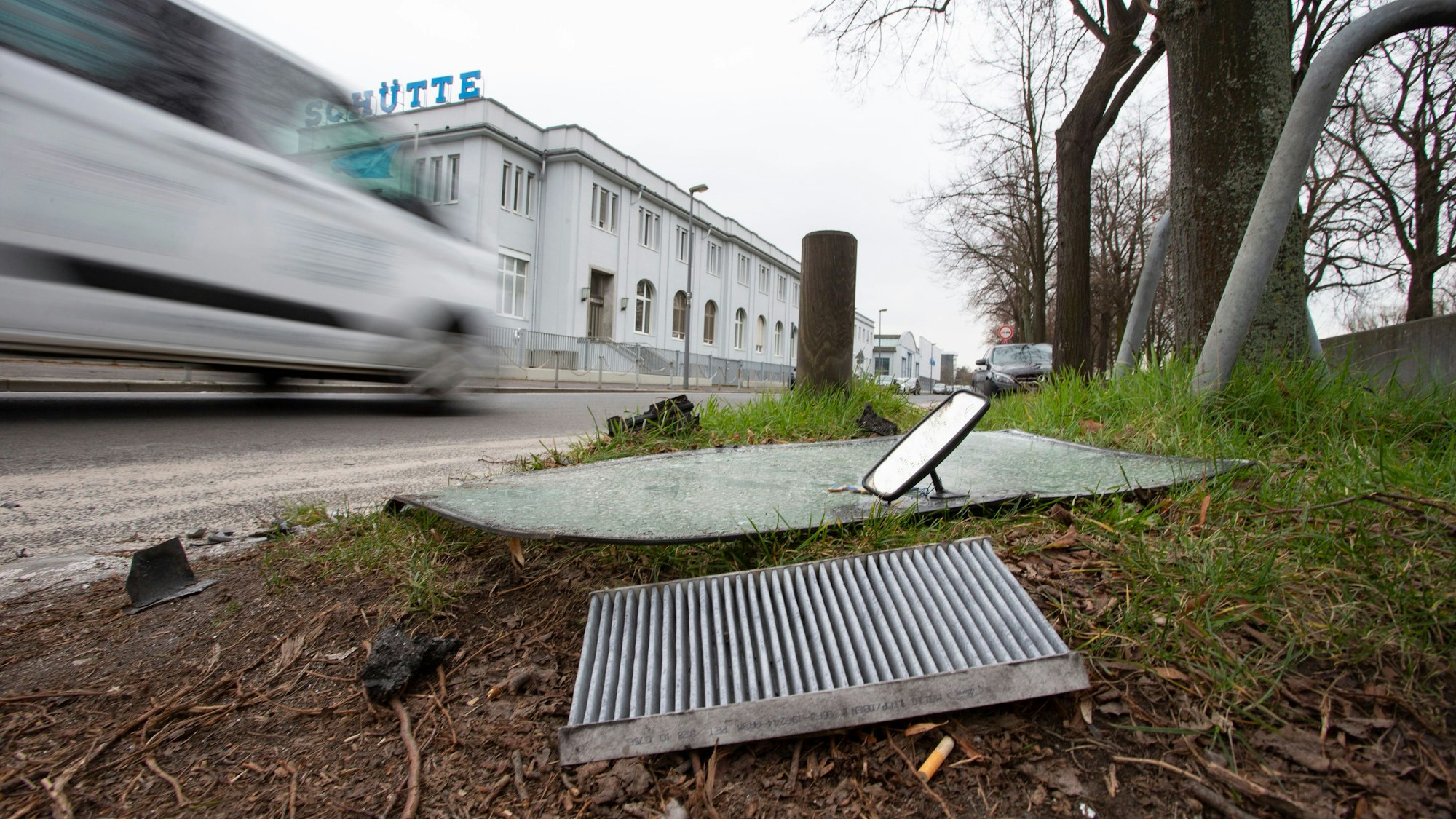 Eine Auto fährt über die Alfred-Schütte-Allee