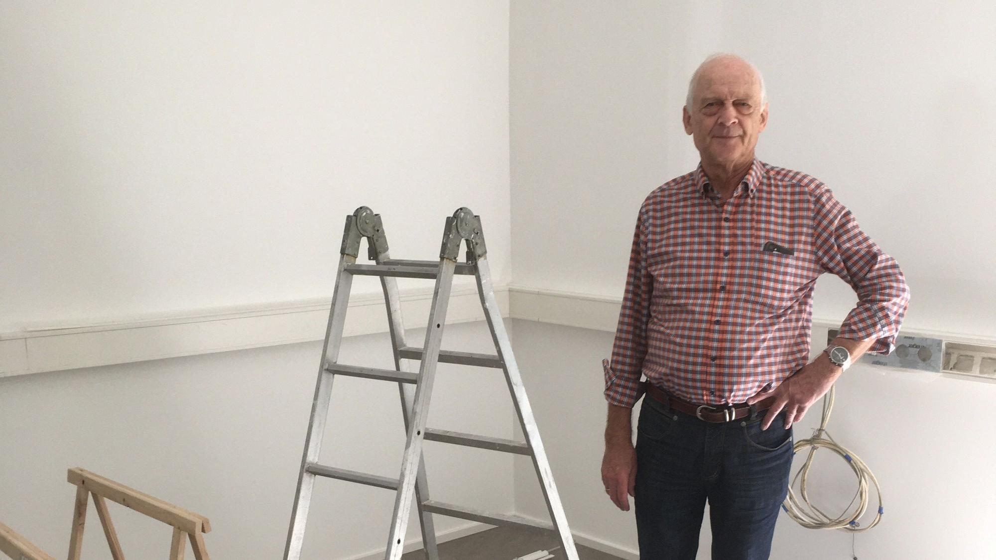 Dr. Reiner Stermsek steht in seinem Haus.