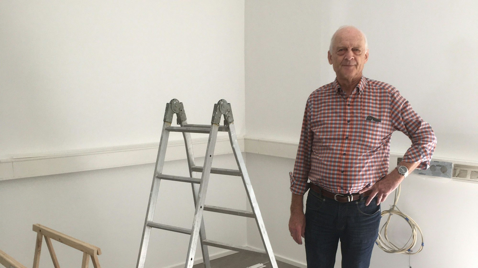 Dr. Reiner Stermsek steht in seinem Haus.