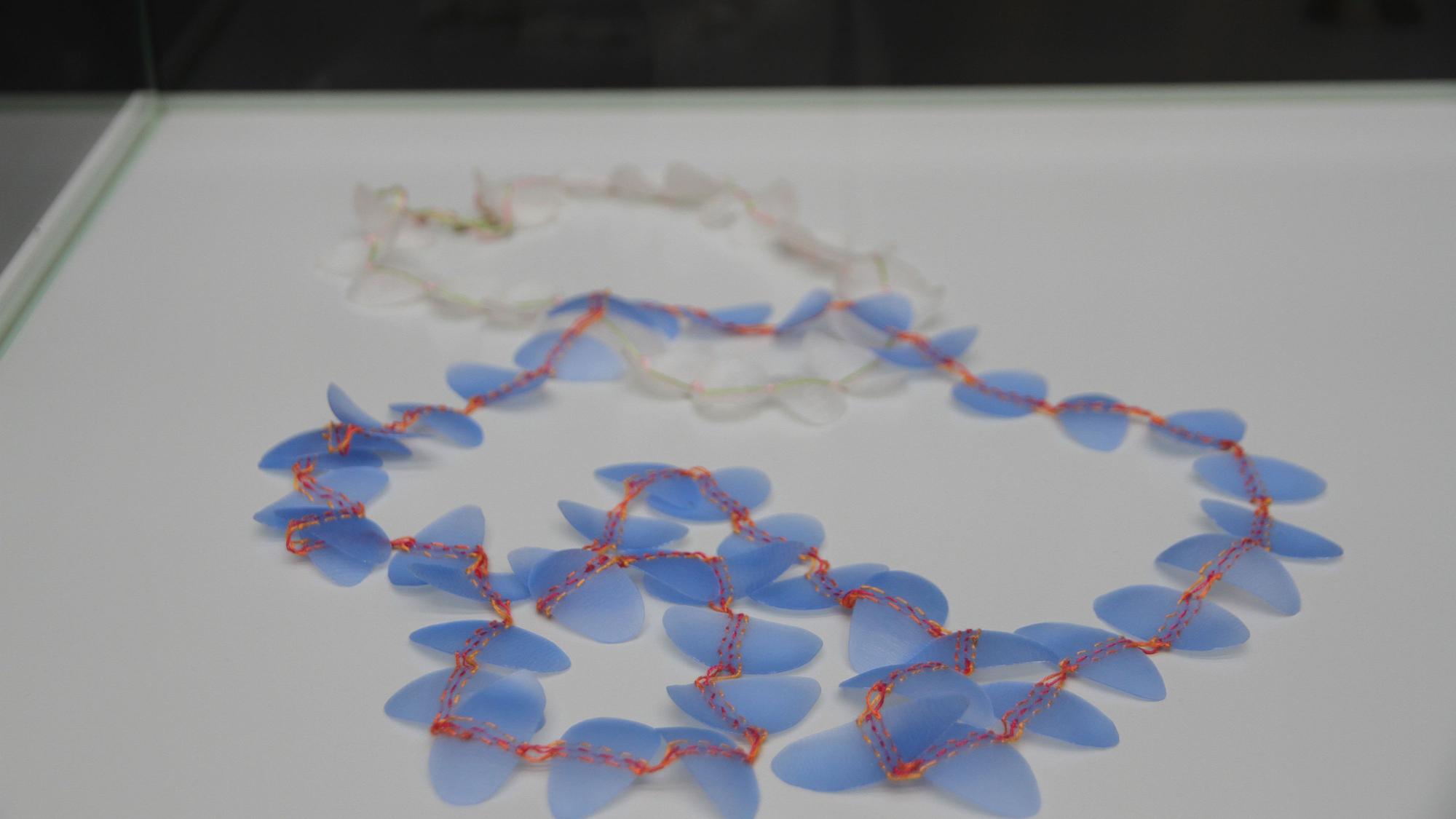 Ausstellung der Gruppe Gedok im Stadtmuseum., Schmuck von Susanne Högner