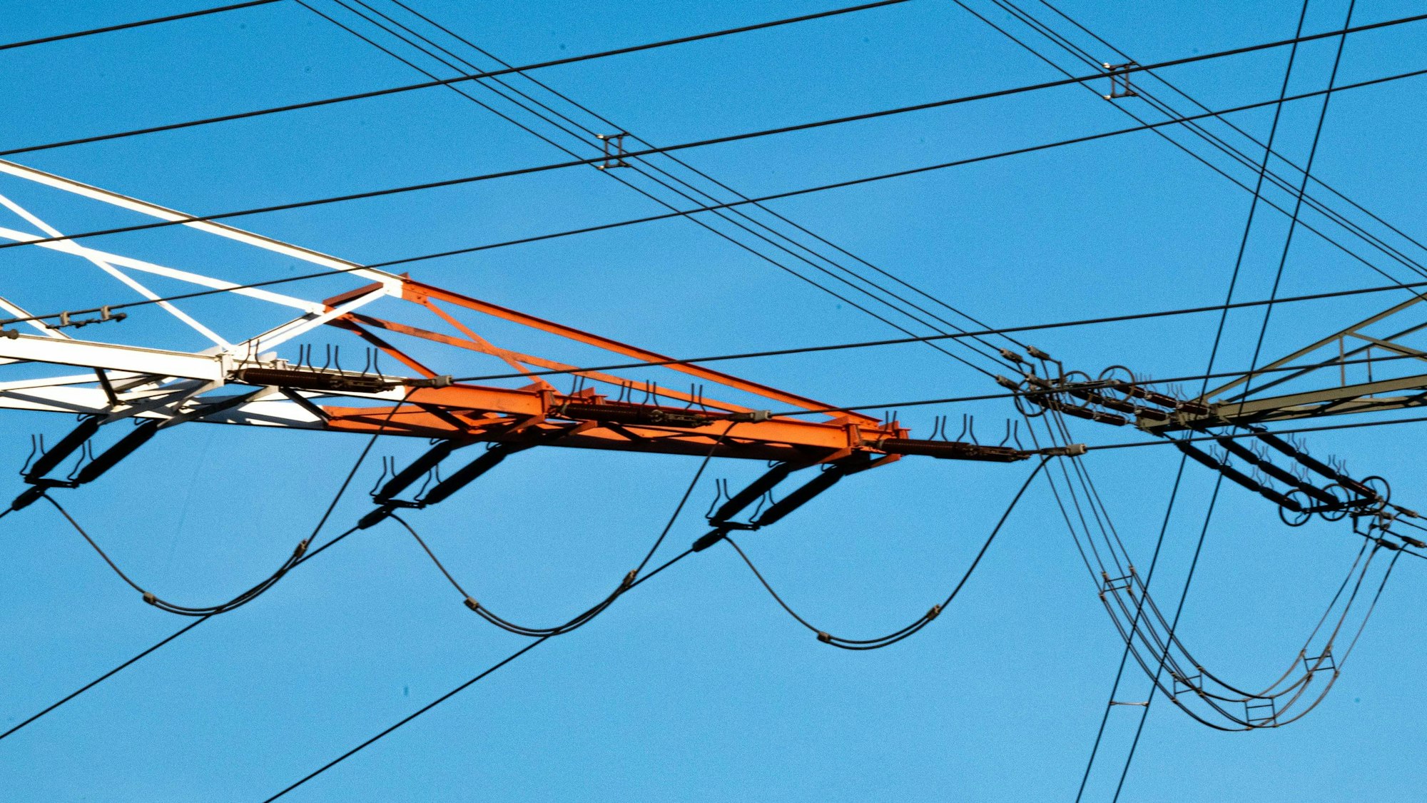 In Kerpen und Umgebung fiel für zehn Minuten der Strom aus (Symbolfoto). Das bild zeigt Kabel.