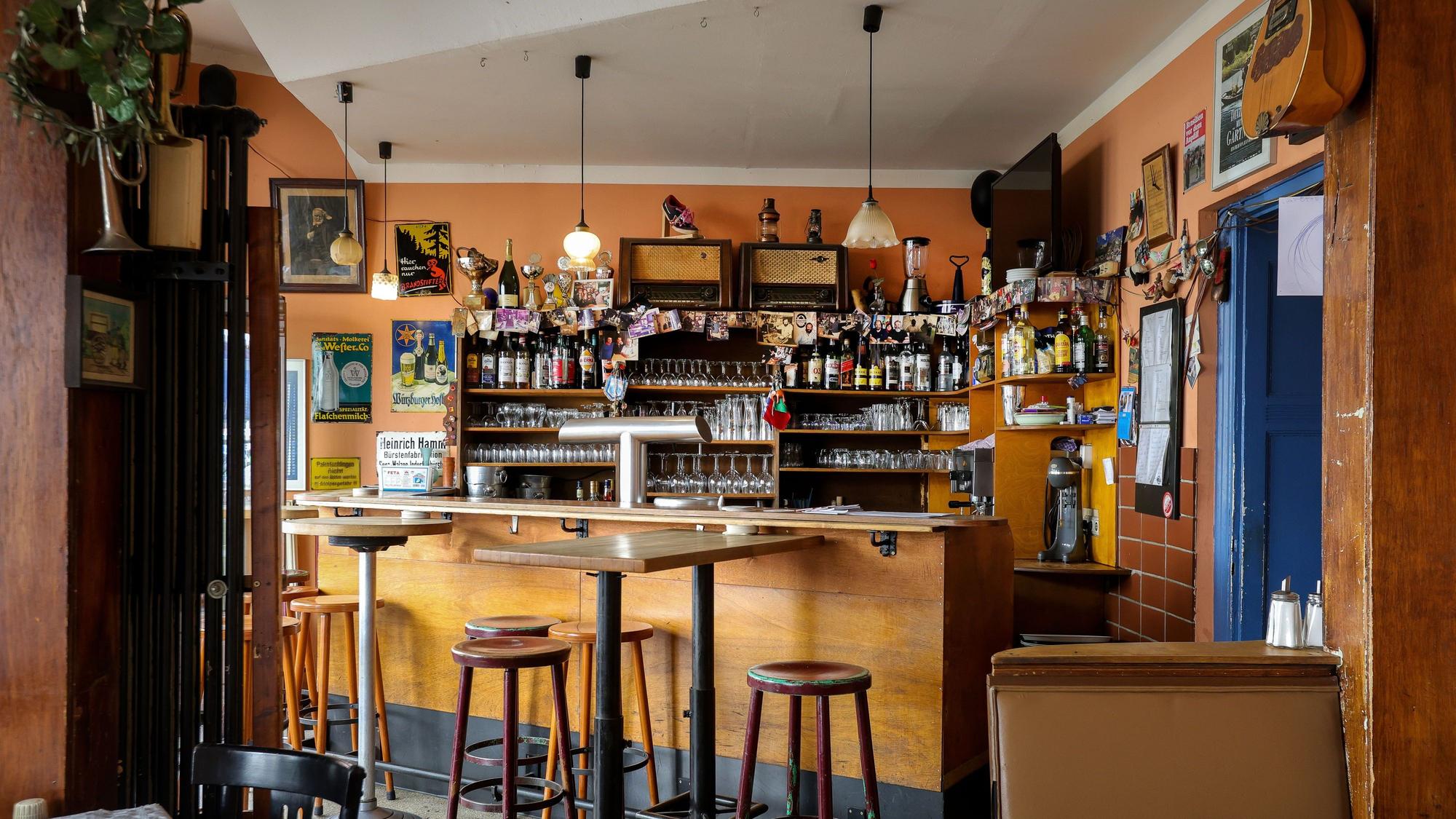Blick auf die Bar im Inneren des Restaurants „Dialog“.
