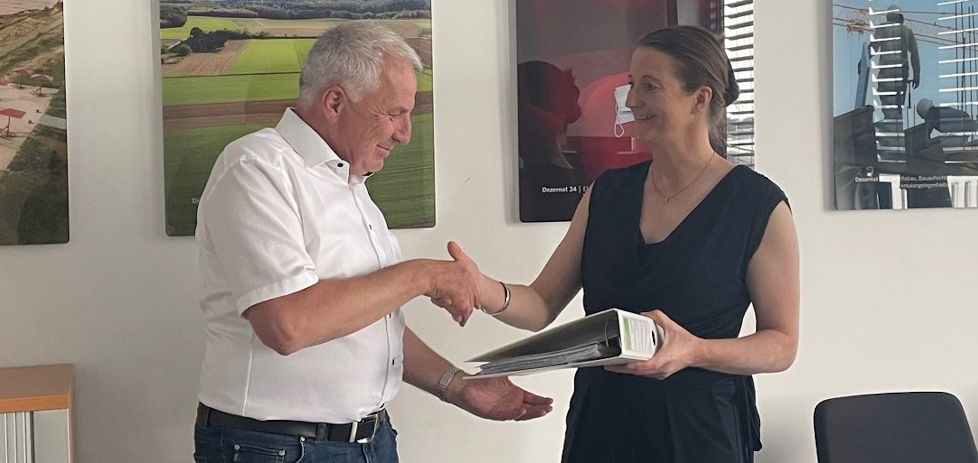 Das Foto zeigt die Kerpener Grünen-Vorsitzende Annika Effertz bei einem Termin. Sie übergibt eine Unterschriftenliste gegen ein geplantes Gewerbegebiet.