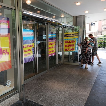 Lagerräumung bei Galeria Kaufhof an der Siegburger Kaiserstraße