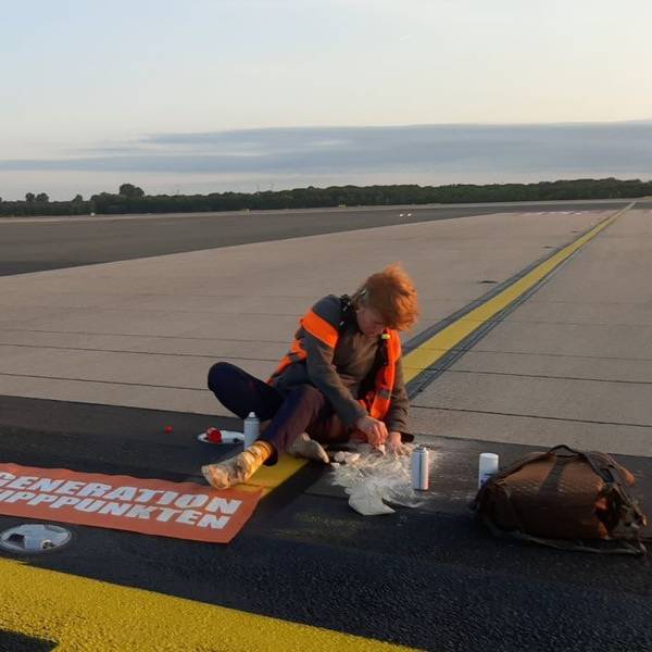 Mitglieder der Letzten Generation haben sich am Donnerstagmorgen (13. Juli) auf einer Zufahrtsstraße zur Start- und Landebahn am Flughafen Düsseldorf festgeklebt und so den Flugbetrieb gestört.