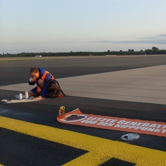 Mitglieder der Letzten Generation haben sich am Donnerstagmorgen (13. Juli) auf einer Zufahrtsstraße zur Start- und Landebahn am Flughafen Düsseldorf festgeklebt und so den Flugbetrieb gestört.