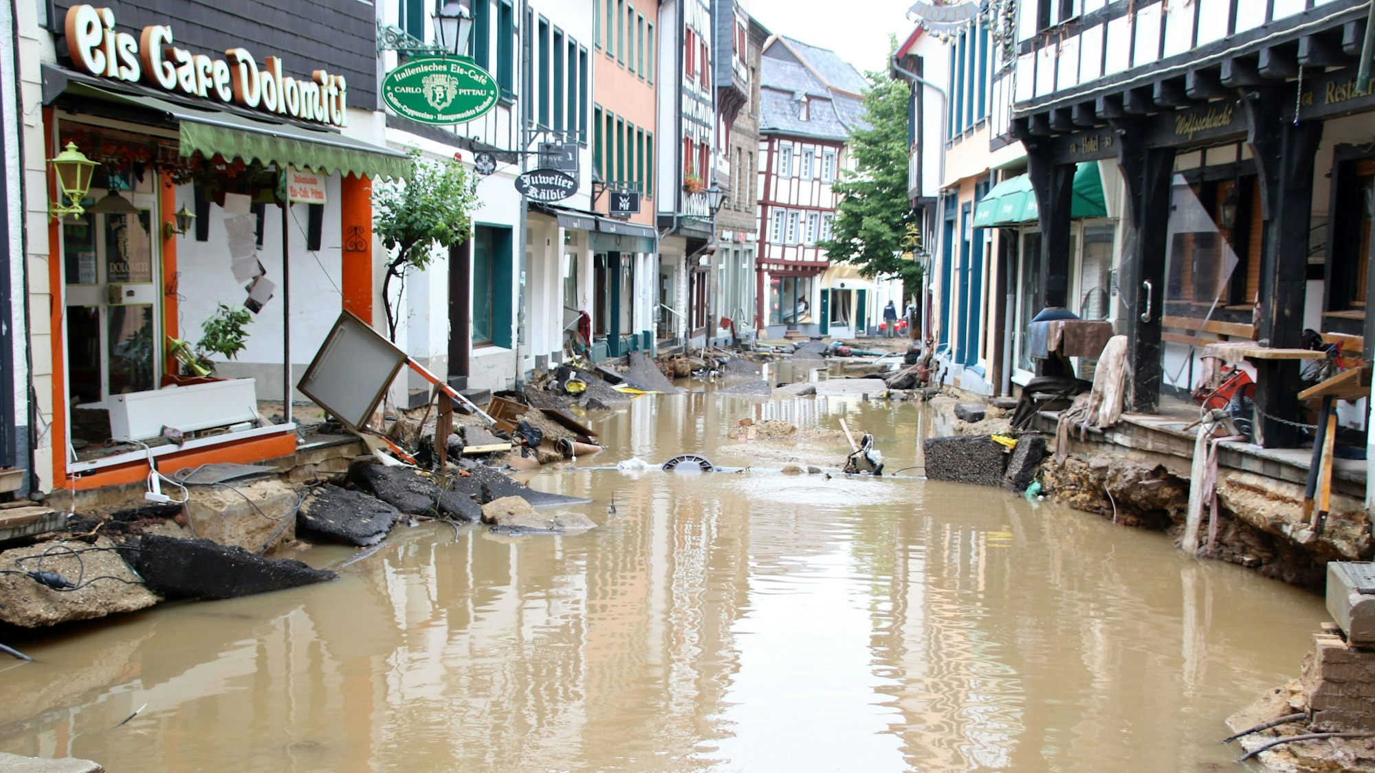 Die Straße in der Innenstadt ist weggebrochen und gleicht einem Fluss.