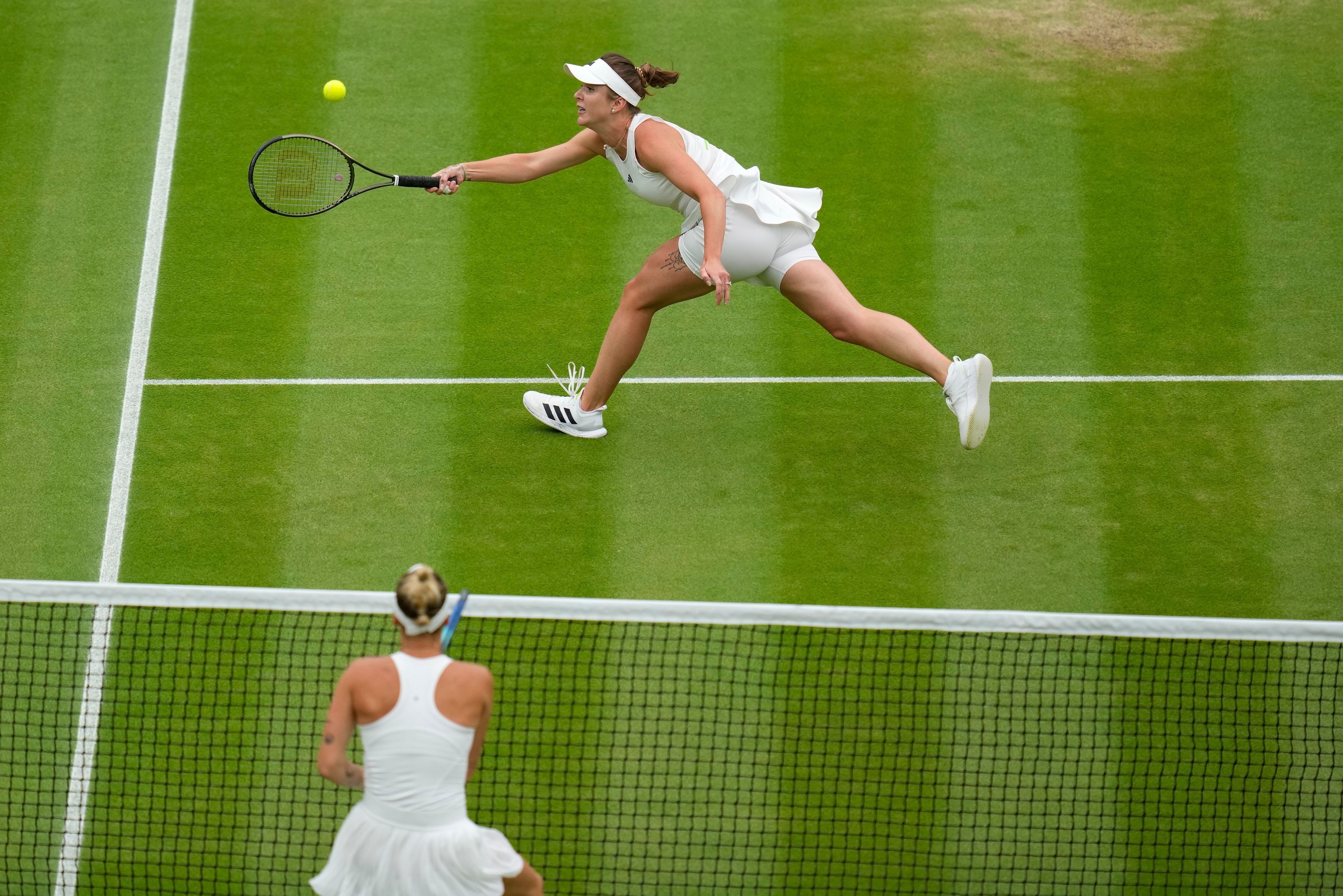 Jelina Switolina (oben) und Marketa Vondrousova in Aktion.