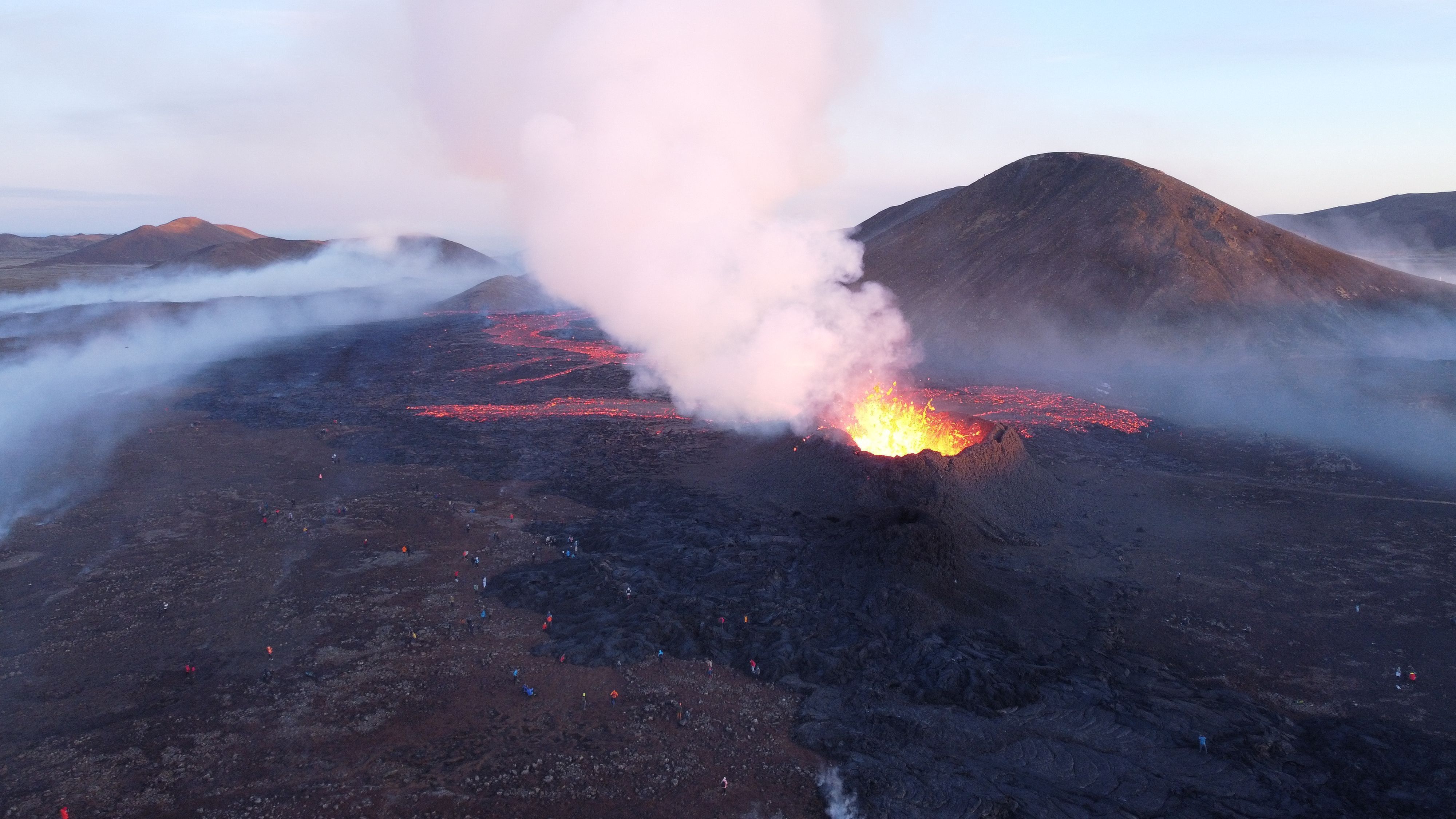 Dieses Bild vom 12. Juli 2023 zeigt den Rauch, der während eines Vulkanausbruchs am Litli Hrutur, südwestlich von Reykjavik in Island, aus der Lava aufsteigt.
