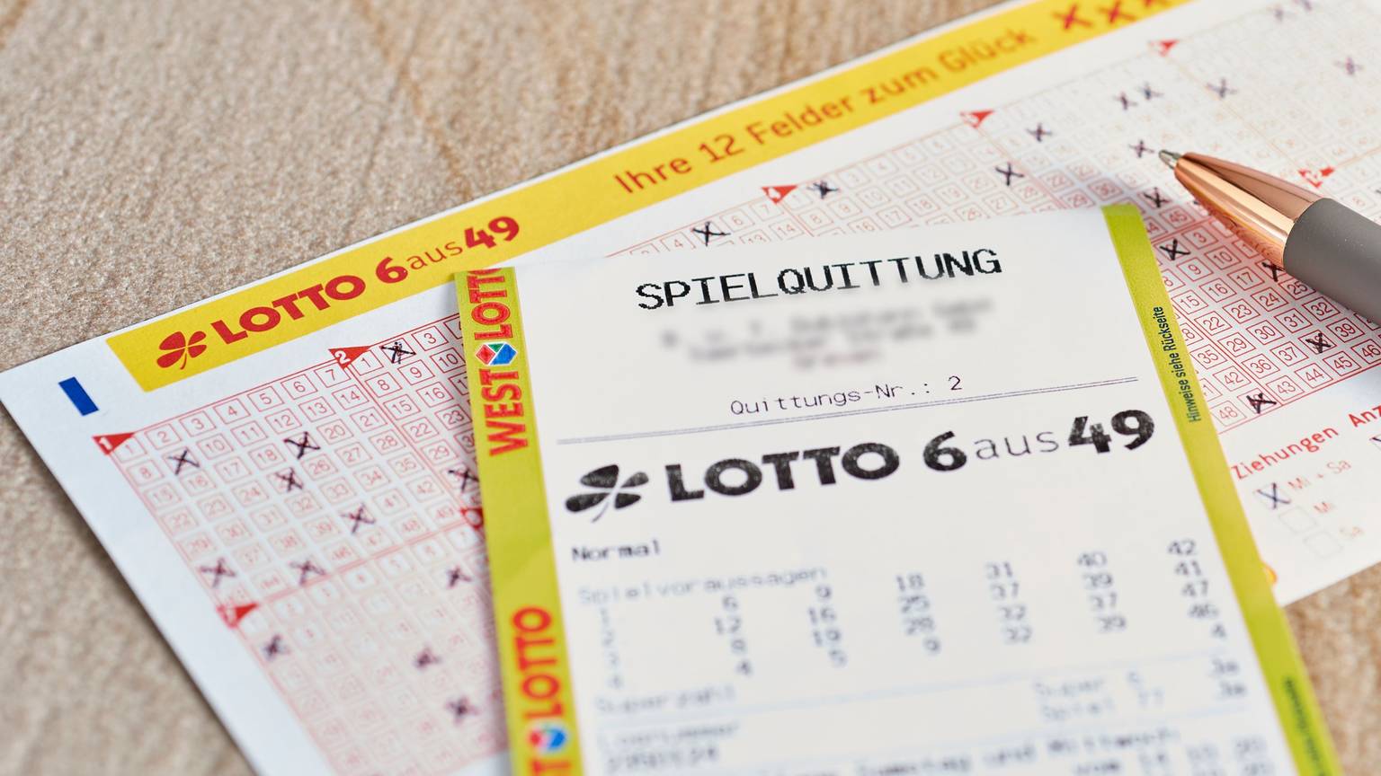 Lotto 6aus49 Spielschein auf Tisch.