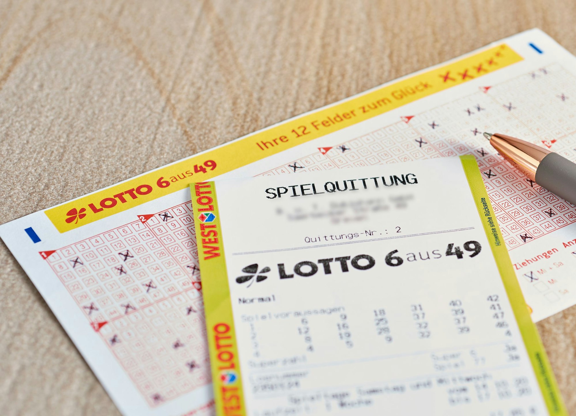 Lotto 6aus49 Spielschein auf Tisch.