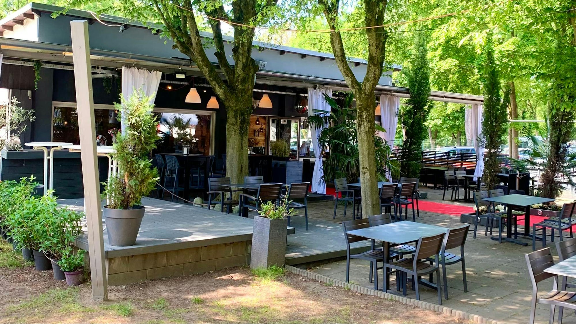 Der Biergarten des „Café Wildwechsel“ am Waldfreibad in Dünnwald.