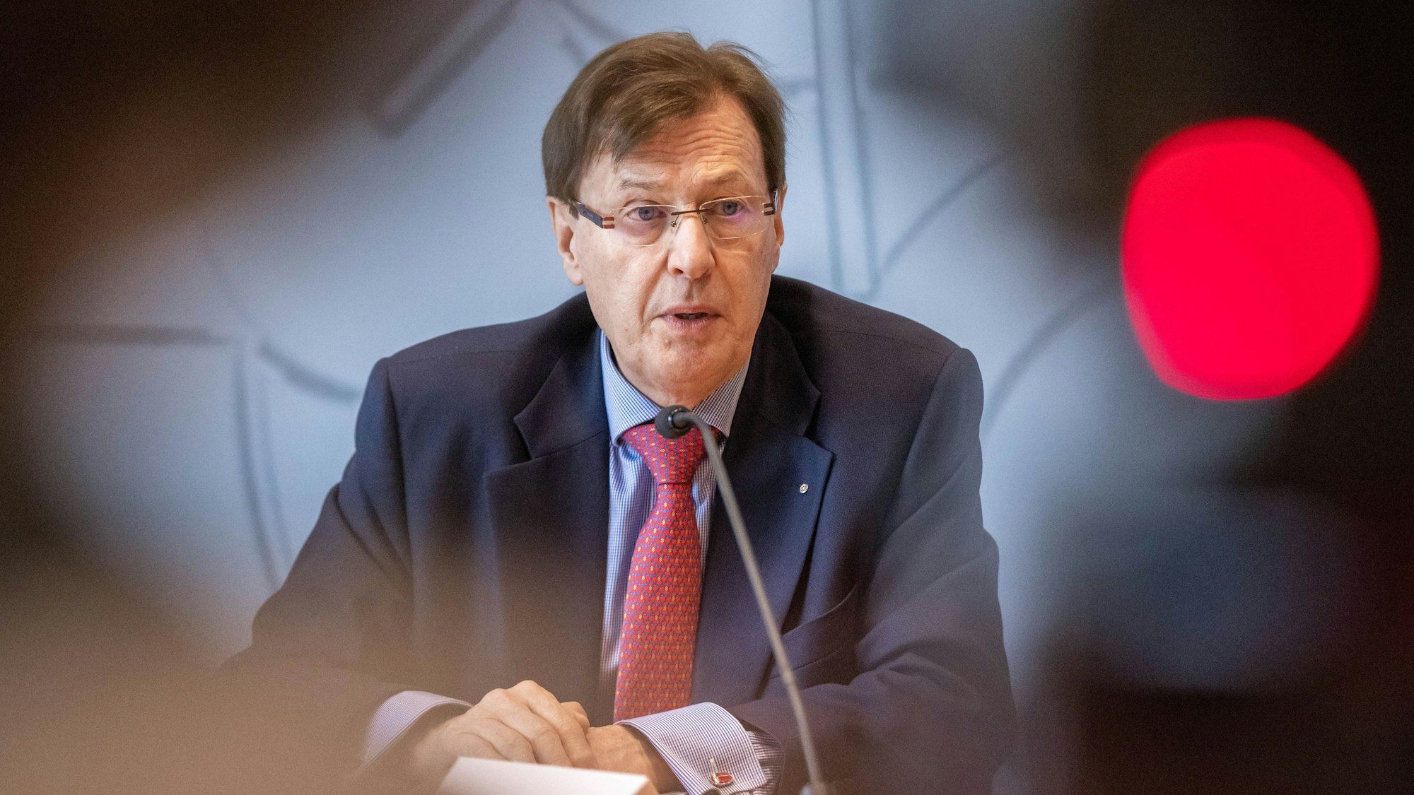 Peter Biesenbach (CDU), Justizminister von Nordrhein-Westfalen, spricht während einer Pressekonferenz zum Thema zweieinhalb Jahre Zentralstelle Terrorismusverfolgung NRW (Zen Ter NRW). +++ dpa-Bildfunk +++