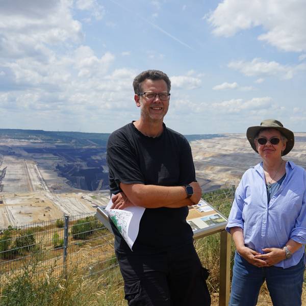 Jens Billaudelle und Jutta Schnütgen-Weber stehen vor dem Tagebau Hambach.