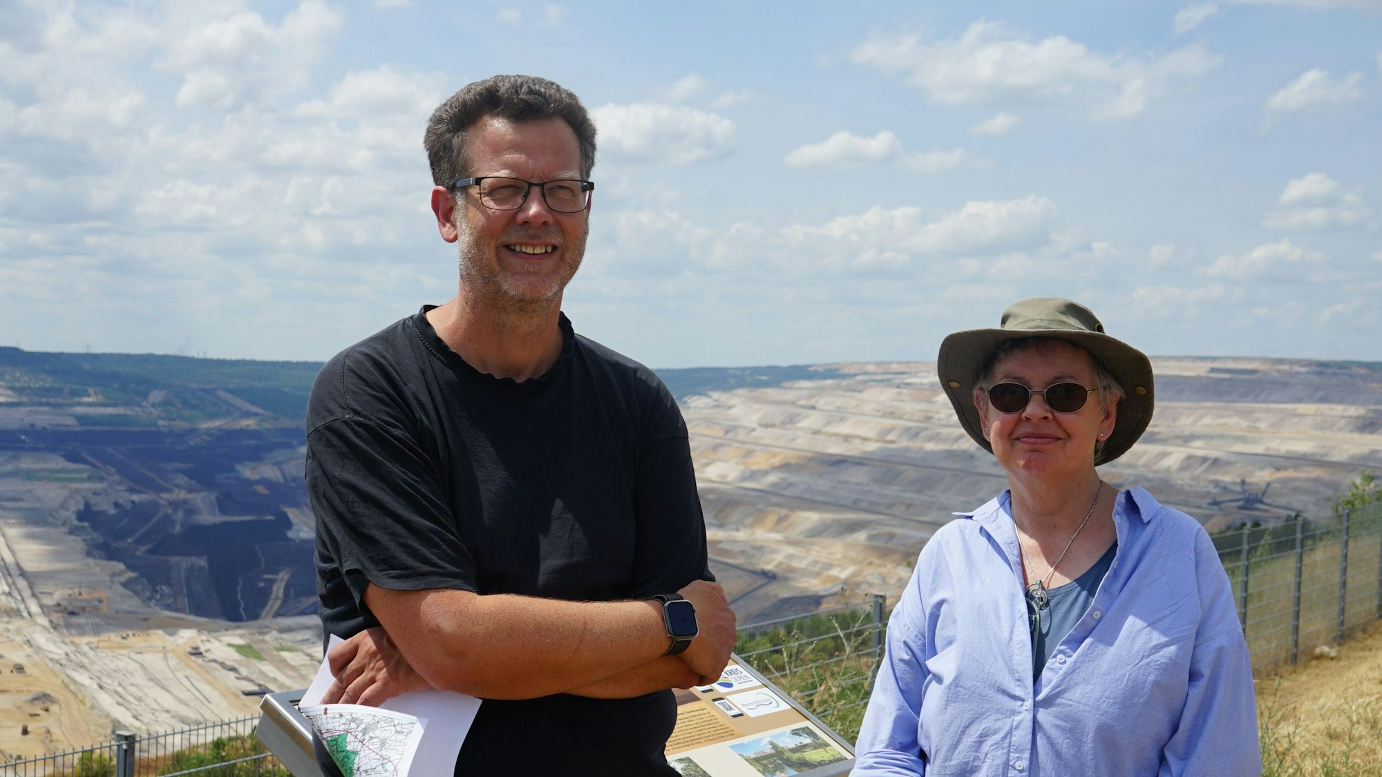 Jens Billaudelle und Jutta Schnütgen-Weber stehen vor dem Tagebau Hambach.