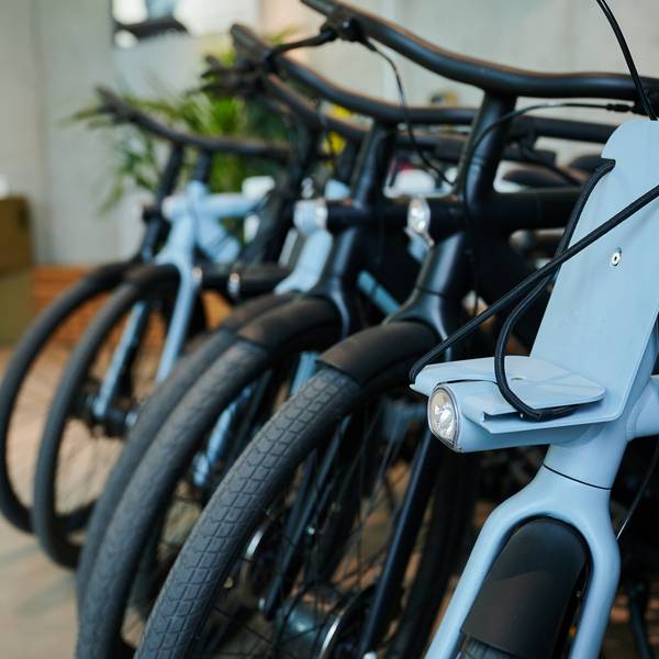 Räder der Firma Vanmoof stehen im Laden.
