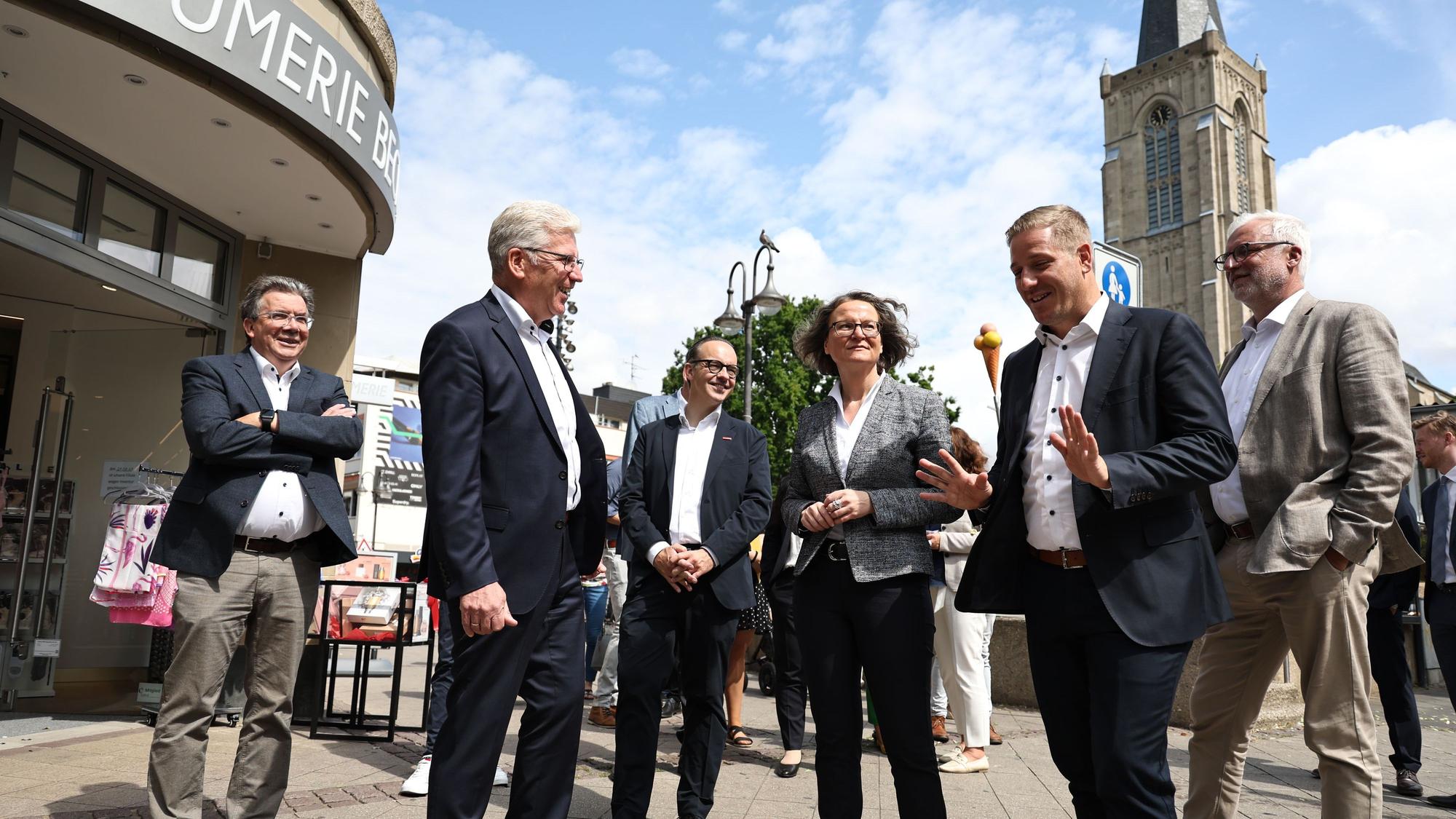 Die Besuchergruppe vor der Euskirchener Herz-Jesu-Kirche.