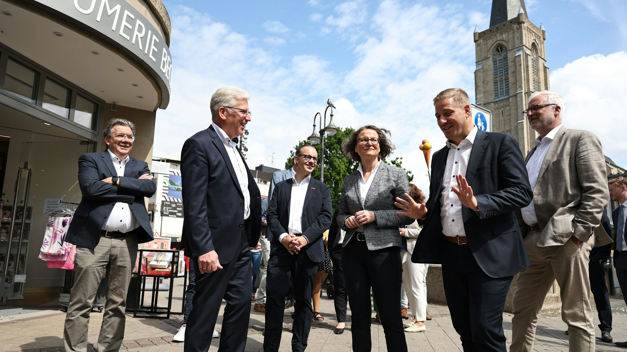 Die Besuchergruppe vor der Euskirchener Herz-Jesu-Kirche.