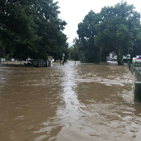 Die Brücke in Untersteeg während der Flut.