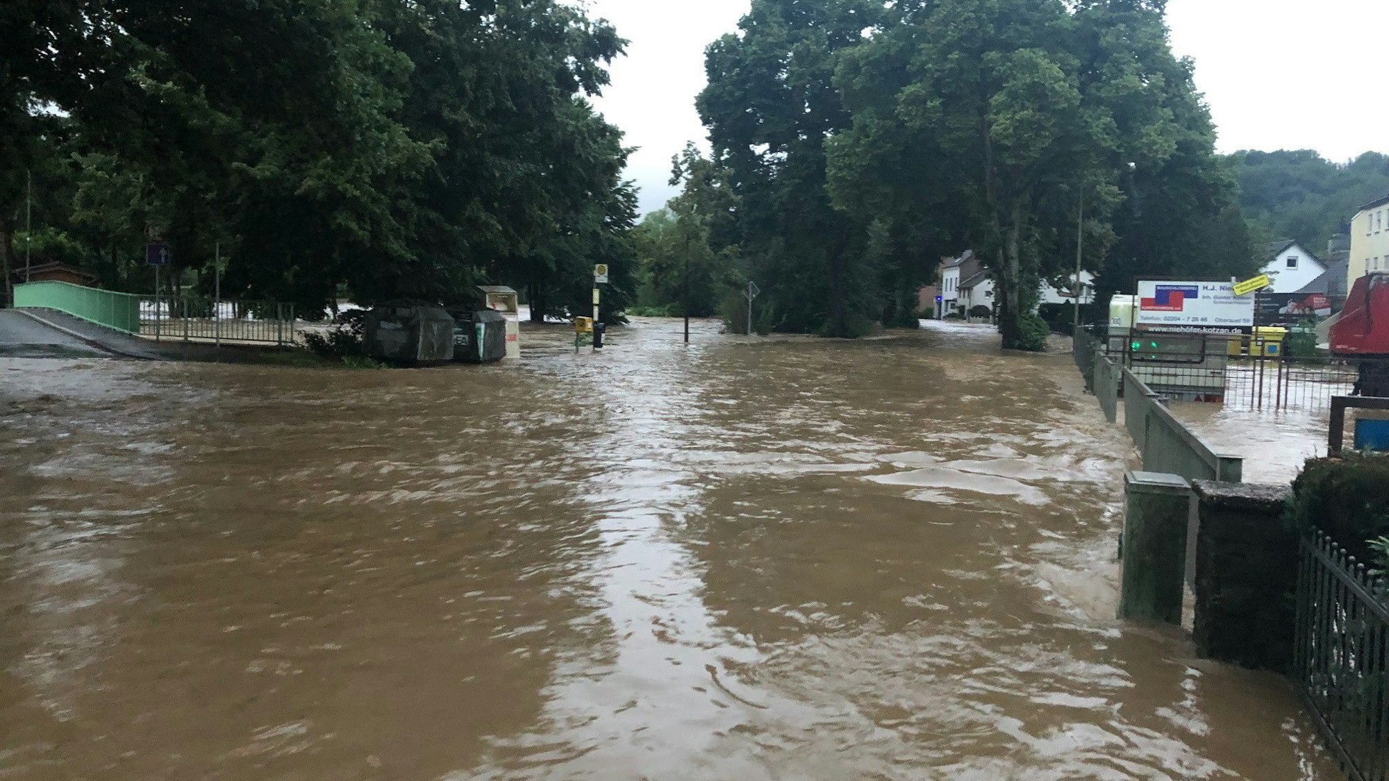 Die Brücke in Untersteeg während der Flut.