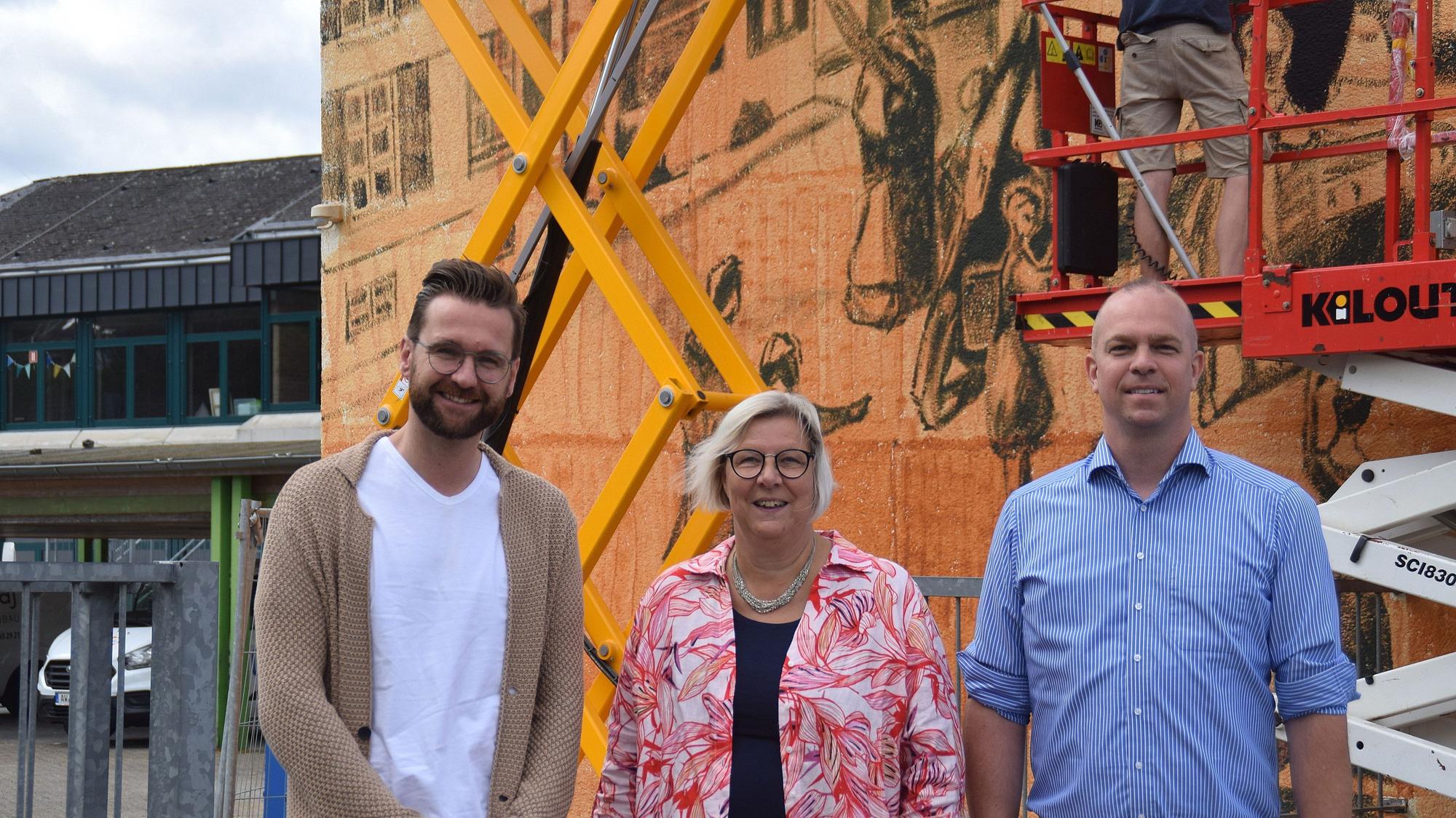 Über das Kunstprojekt an der Swistbachschule informierten (von links): Alexander Kukla (Hans-Riegel-Stiftung), Bürgermeisterin Petra Kalkbrenner und der Beigeordnete der Gemeinde Swisttal Tobias Weingartz