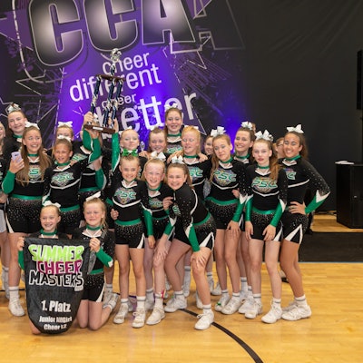 Die Cheerleader des SC Pulheim posieren für ein Gruppenfoto.