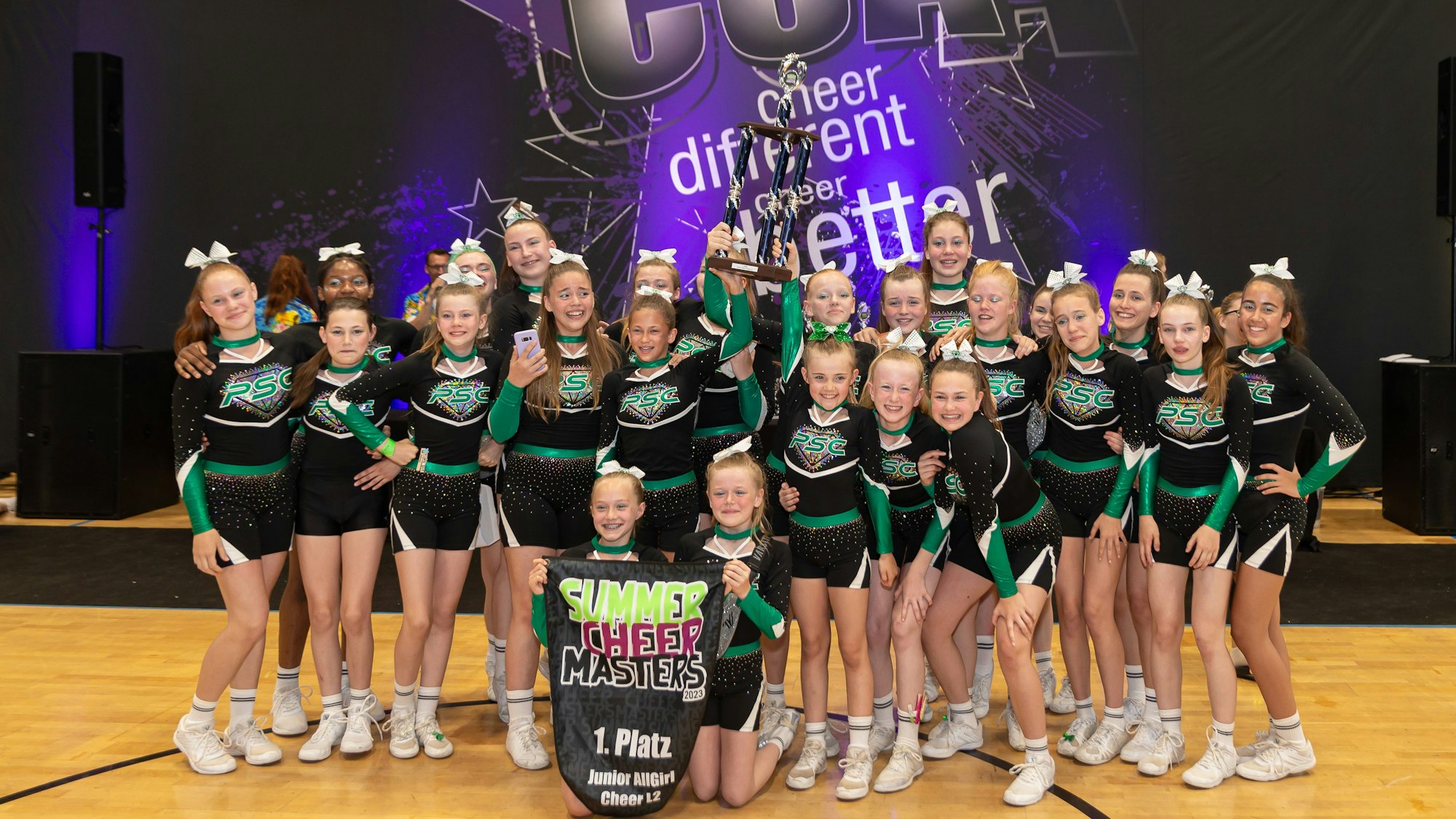 Die Cheerleader des SC Pulheim posieren für ein Gruppenfoto.