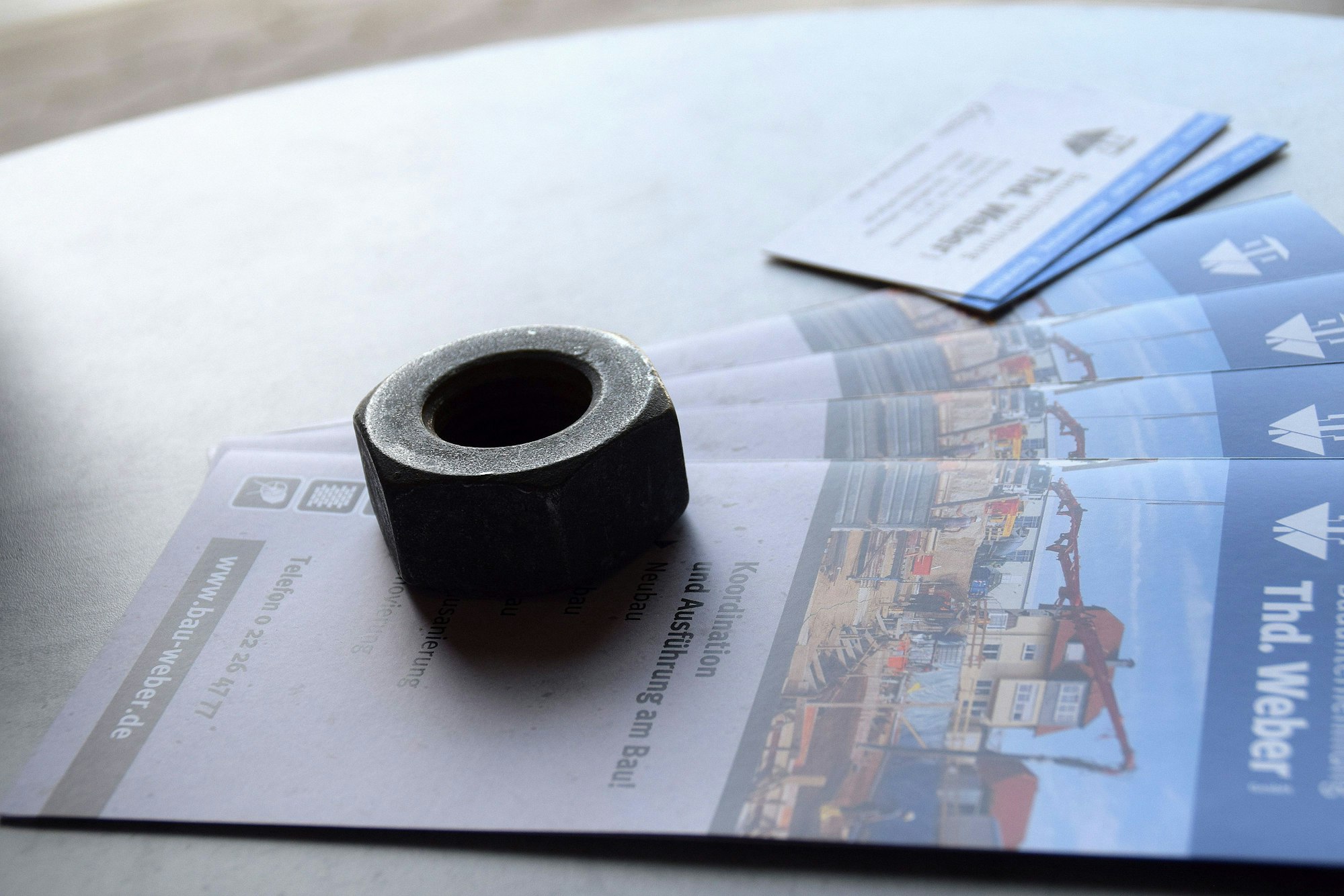 Flyer liegen auf einem Tisch.