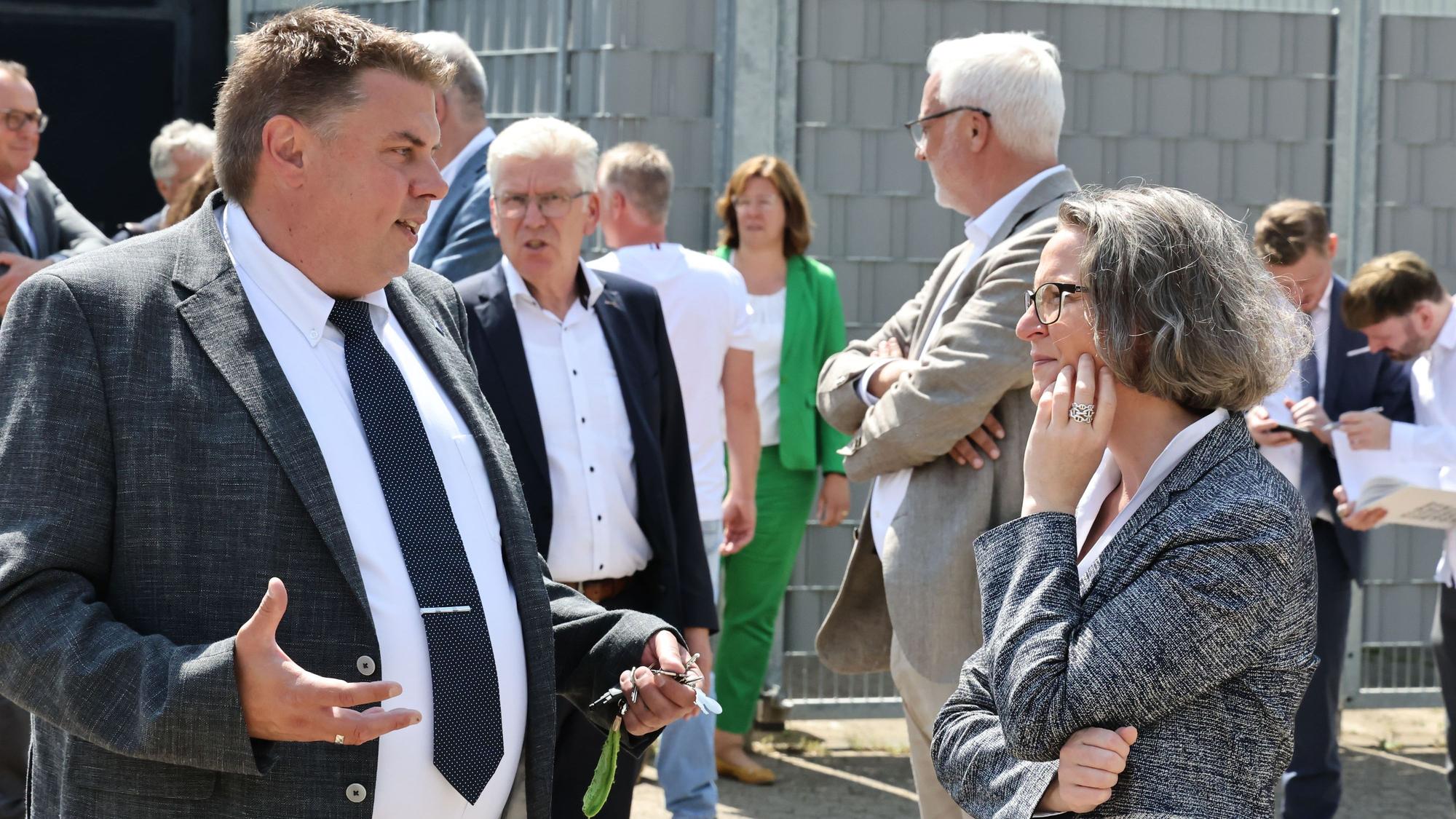 Der Schulleiter im Gespräch mit der Minsterin.